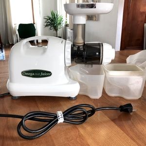 Omega J8004 Masticating Juicer, White, Like New